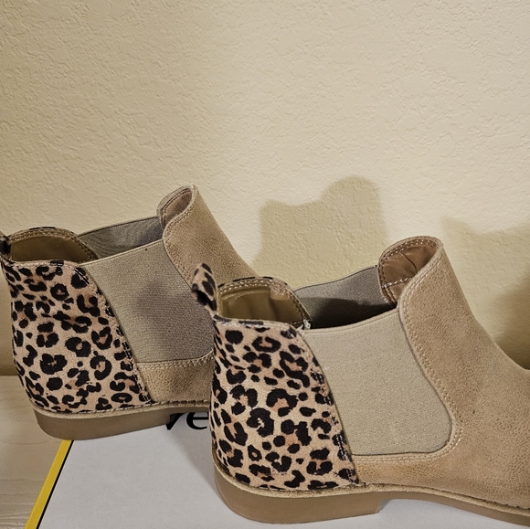 Ankle boots with Animal Print. Size 10. - Picture 4 of 5
